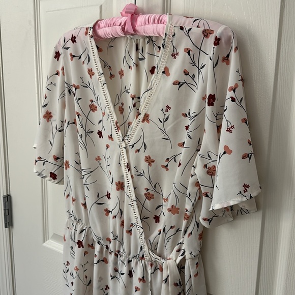 Sienna Sky White Floral Peplum Wrap Blouse Large - Picture 3 of 7